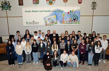 Erster Stadtrat Eric Neiseke, Sandy Hagenah (Fachdienstleiterin Personal und Organisation), Simone Semmler (Gleichstellungsbeauftragte) mit den Teilnehmenden des Zukunftstages.
