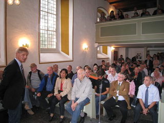 Zahlreiche Zuhörer folgen den Worten von Oberbürgermeister Frank Klingebiel (links).