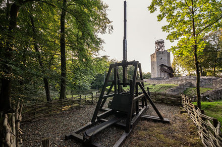 Burg Lichtenberg, im Vordergrund eine mittelalterliche Wurfmaschine.