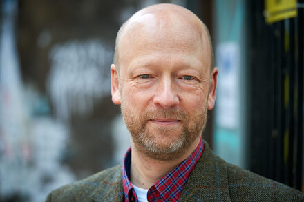 (Berlin) 11.02.16; Johann Hinrich Claussen, Portraet, Portrait; Kulturbeauftragter des Rates der EKD, Leiter des EKD-Kulturbueros, evangelischer Theologe [Foto und Copyright: Andreas Schoelzel, Postfach 610708, 10938 Berlin. Veroeffentlichung ist Honorarpflichtig (zuzuegl. MwSt) und Beleg . fon +4930 61609678. -NO MODEL RELEASE- Bei der Verwendung ausserhalb journalistischer Berichterstattung bitte vorher mit dem Autor Kontakt aufnehmen. Es wird grundsaetzlich keine Einholung von Persoenlichkeits-, Kunst- oder Markenrechten zugesichert, es sei denn, dies ist hier in der Bildbeschriftung ausdruecklich vermerkt. Die Einholung dieser Rechte obliegt dem Nutzer.]