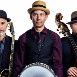 Drei der besten und härtesten Sessionmusiker New Yorks. Angeführt vom preisgekrönten Schlagzeuger, Autor und Pädagogen Daniel Glass gehören Sean Harkness an der Gitarre und Michael O'Brien am Bass zu Band.