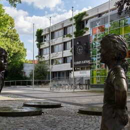 Marktplatz in Salzgitter-Bad. Im Vordergrund zwei Figuren im Hintergrund das Kleine Rathaus.