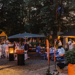 Garten des Peak Hotel am Abend