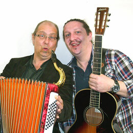 Duo Culinare: Zwei routinierte Musiker, Peter Wilcek und Jens Petersen, präsentieren querbeet musikalische Leckerbissen in akustischen Versionen.