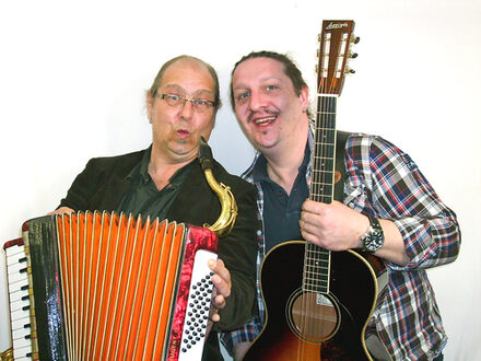 Duo Culinare: Zwei routinierte Musiker, Peter Wilcek und Jens Petersen, präsentieren querbeet musikalische Leckerbissen in akustischen Versionen.