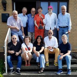 Farbenfroh, kreativ und ein Blick für die richtigen Preisträger: Die Jurymitglieder (von hinten links) Jim Heise, Frank Klingebiel, Helmut Knebel, Beate Köbrich, Axel Wilde,   Siegbert Lauk-Reineke. Vordere Reihe, von links: Ralli Lewitzki, Valea Schwieger, Gülay Yalcinkaya-Aydin, Alfred Kaufmann und Isabel Brandis.