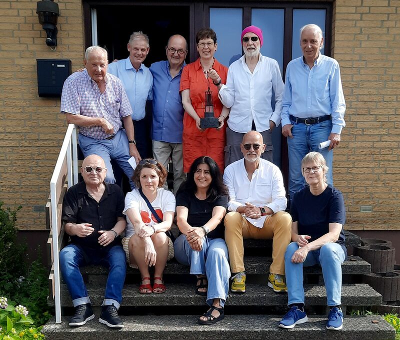 Farbenfroh, kreativ und ein Blick für die richtigen Preisträger: Die Jurymitglieder (von hinten links) Jim Heise, Frank Klingebiel, Helmut Knebel, Beate Köbrich, Axel Wilde,   Siegbert Lauk-Reineke. Vordere Reihe, von links: Ralli Lewitzki, Valea Schwieger, Gülay Yalcinkaya-Aydin, Alfred Kaufmann und Isabel Brandis.