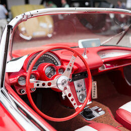 Ein roter Oldtimer auf dem Schlosshof in Salder