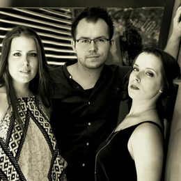 Elisar, das sind Sarah Kielau (Gesang), Lisa Kielau (Gesang) und Elia Görs (Gitarre, Percussion). Alle drei hier auf einem Gruppenfoto vereint.