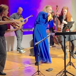Die Band Mischpoke mit Special guest:  Hannah Schlubeck (Panflöte)