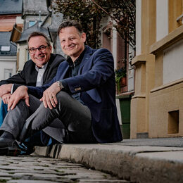 Autor Peter Jackob und Kommissar Peter Metzdorf (links) ermitteln in Salzgitter.