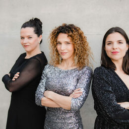 Die Französin Marie Giroux lädt mit ihren Partnerinnen Jenny Schäuffelen (Klavier, Akkordeon) und Elisabet Iserte-Lopez (Cello, Geige) zu einer erstaunlichen wie humorvollen Entdeckungstour durch Piafs Liebesleben ein.