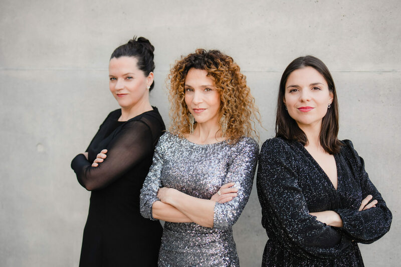 Die Französin Marie Giroux lädt mit ihren Partnerinnen Jenny Schäuffelen (Klavier, Akkordeon) und Elisabet Iserte-Lopez (Cello, Geige) zu einer erstaunlichen wie humorvollen Entdeckungstour durch Piafs Liebesleben ein.