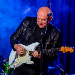 Das Warten hat endlich ein Ende: Zed Mitchell meldet sich mit viel Schwung und Heiterkeit bei seinen Fans und allen Musikverliebten Menschen zurück.